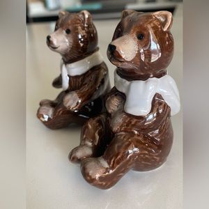 VTG Antique Ceramic Brown Bears In White Scarves Salt & Pepper Shakers Set (2)